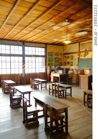 小豆島の風景　旧苗羽小学校田浦分校内教室（岬の分教場跡） 108012231