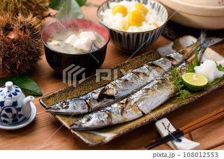 日本食 秋の食卓 さんま塩焼きと土鍋で炊いた栗ご飯 お味噌汁 さんま サンマ 焼き魚 秋刀魚 日本料 108012553