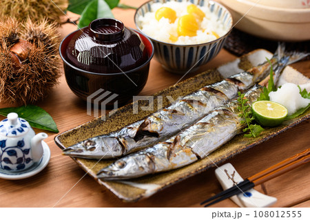 日本食 秋の食卓 さんま塩焼きと土鍋で炊いた栗ご飯 お味噌汁 さんま サンマ 焼き魚 秋刀魚 日本料 108012555