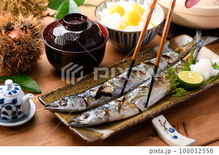 日本食 秋の食卓 さんま塩焼きと土鍋で炊いた栗ご飯 お味噌汁 さんま サンマ 焼き魚 秋刀魚 日本料 108012556