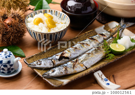 日本食 秋の食卓 さんま塩焼きと土鍋で炊いた栗ご飯 お味噌汁 さんま サンマ 焼き魚 秋刀魚 日本料 108012561