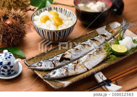 日本食 秋の食卓 さんま塩焼きと土鍋で炊いた栗ご飯 お味噌汁 さんま サンマ 焼き魚 秋刀魚 日本料 108012563