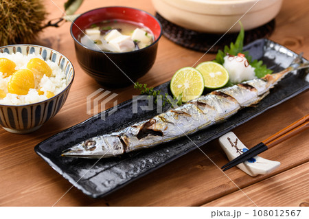 日本食 秋の食卓 さんま塩焼きと土鍋で炊いた栗ご飯 お味噌汁 さんま サンマ 焼き魚 秋刀魚 日本料 108012567