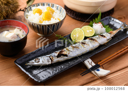 日本食 秋の食卓 さんま塩焼きと土鍋で炊いた栗ご飯 お味噌汁 さんま サンマ 焼き魚 秋刀魚 日本料 日本食 秋の食卓 さんま塩焼きと土鍋で炊いた栗ご飯 お味噌汁 さんま サンマ 焼き魚 秋刀魚 日本料 108012568