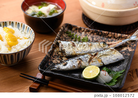 日本食 秋の食卓 さんま塩焼きと土鍋で炊いた栗ご飯 お味噌汁 さんま サンマ 焼き魚 秋刀魚 日本料 日本食 秋の食卓 さんま塩焼きと土鍋で炊いた栗ご飯 お味噌汁 さんま サンマ 焼き魚 秋刀魚 日本料 108012572