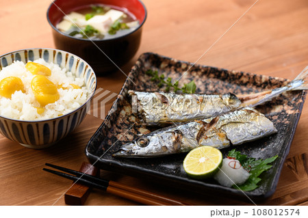 日本食 秋の食卓 さんま塩焼きと土鍋で炊いた栗ご飯 お味噌汁 さんま サンマ 焼き魚 秋刀魚 日本料 日本食 秋の食卓 さんま塩焼きと土鍋で炊いた栗ご飯 お味噌汁 さんま サンマ 焼き魚 秋刀魚 日本料 108012574