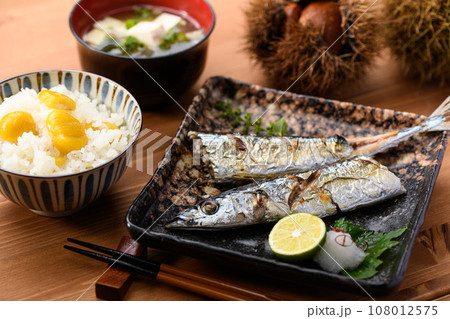 日本食 秋の食卓 さんま塩焼きと土鍋で炊いた栗ご飯 お味噌汁 さんま サンマ 焼き魚 秋刀魚 日本料 108012575