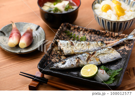 日本食 秋の食卓 さんま塩焼きと土鍋で炊いた栗ご飯 お味噌汁 さんま サンマ 焼き魚 秋刀魚 日本料 108012577