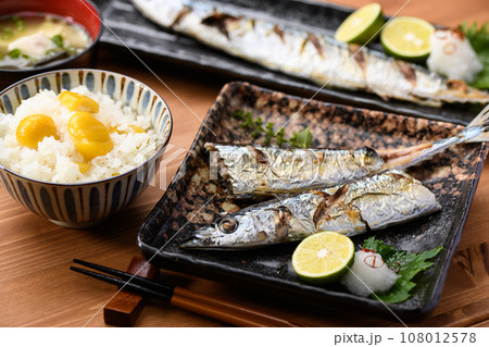 日本食 秋の食卓 さんま塩焼きと土鍋で炊いた栗ご飯 お味噌汁 さんま サンマ 焼き魚 秋刀魚 日本料 108012578