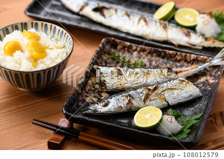 日本食 秋の食卓 さんま塩焼きと土鍋で炊いた栗ご飯 お味噌汁 さんま サンマ 焼き魚 秋刀魚 日本料 108012579