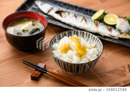日本食 秋の食卓 さんま塩焼きと土鍋で炊いた栗ご飯 お味噌汁 さんま サンマ 焼き魚 秋刀魚 日本料 108012580