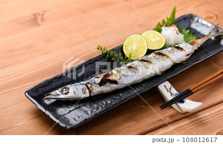 日本食 秋の食卓 さんま塩焼き カボスと大根おろしを添えて さんま サンマ 焼き魚 秋刀魚 日本料理 108012617