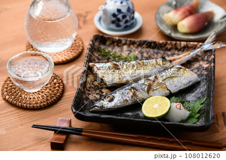 日本食 秋の食卓 さんま塩焼き カボスと大根おろし、みょうがを添えて 焼き魚 秋刀魚 日本料理 108012620