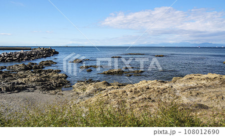 湘南の海に浮かぶヨットなど（神奈川県三浦郡葉山町、10月） 108012690