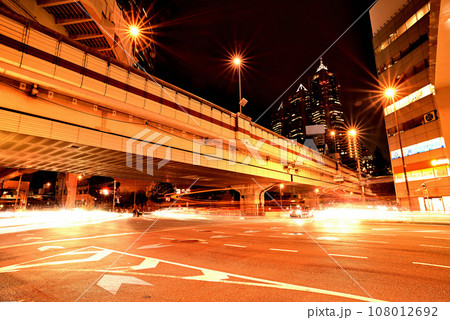 東京 首都高速道路 西新宿ジャンクションの夜景 東京 首都高速道路 西新宿ジャンクションの夜景 108012692