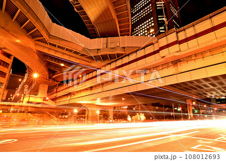 東京　首都高速道路　西新宿ジャンクションの夜景 108012693