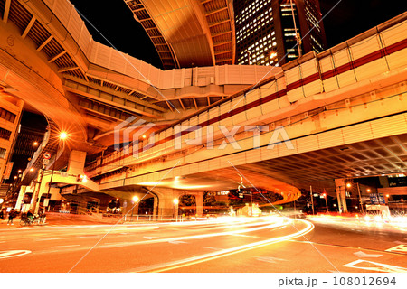 東京　首都高速道路　西新宿ジャンクションの夜景 108012694