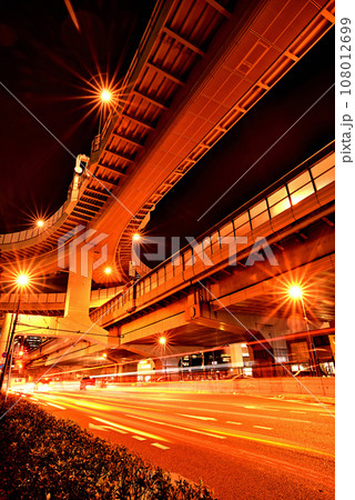 東京　首都高速道路　西新宿ジャンクションの夜景 108012699