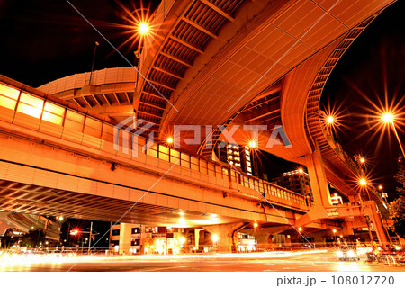 東京 首都高速道路 西新宿ジャンクションの夜景 東京 首都高速道路 西新宿ジャンクションの夜景 108012720