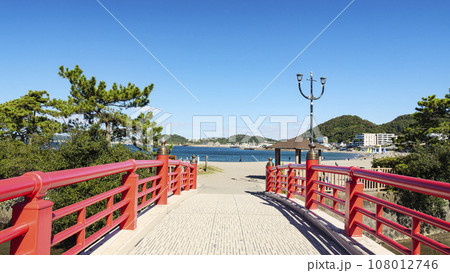 湘南の海に浮かぶヨットなど(神奈川県三浦郡葉山町、10月) 湘南の海に浮かぶヨットなど(神奈川県三浦郡葉山町、10月) 108012746