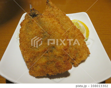 白い皿に盛り付けられたイワシフライ 白い皿に盛り付けられたイワシフライ 108013302