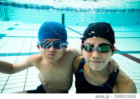 スイミングコーチと生徒 108013881