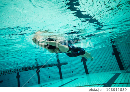プールで仰向けで浮く 108013889