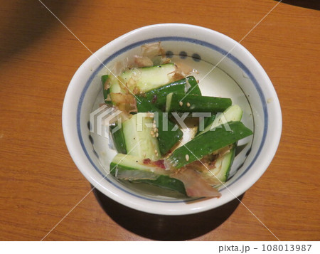 鰹節と白胡麻がかかってるキュウリのおつまみ 108013987