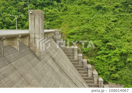 久知川ダムの堤体 久知川ダムの堤体 108014067