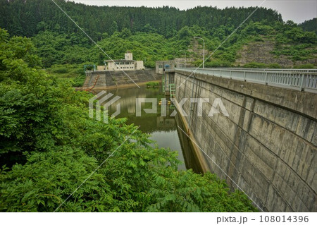 大野川ダムの堤体とダム湖 108014396