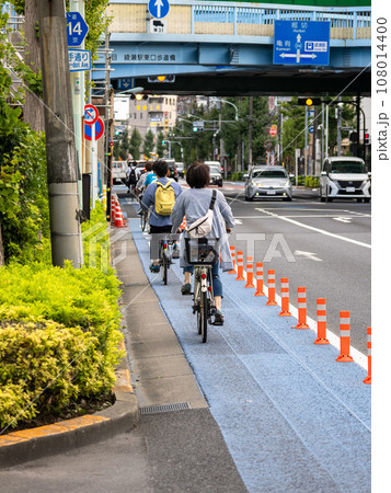 路面に青い帯で塗装された「普通自転車専用通行帯」 路面に青い帯で塗装された「普通自転車専用通行帯」 108014400