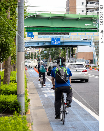 路面に青い帯で塗装された「普通自転車専用通行帯」 108014402