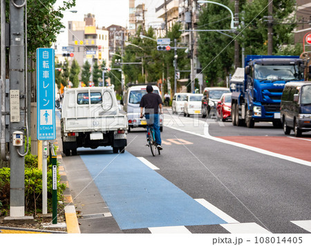 普通自転車専用通行帯に駐車している自動車 普通自転車専用通行帯に駐車している自動車 108014405