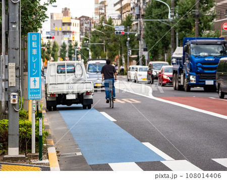 普通自転車専用通行帯に駐車している自動車 普通自転車専用通行帯に駐車している自動車 108014406