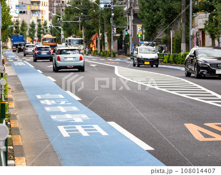 路面に青い帯で塗装された「普通自転車専用通行帯」 路面に青い帯で塗装された「普通自転車専用通行帯」 108014407