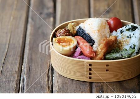 曲げわっぱに入れたおにぎりのお弁当 曲げわっぱに入れたおにぎりのお弁当 108014655