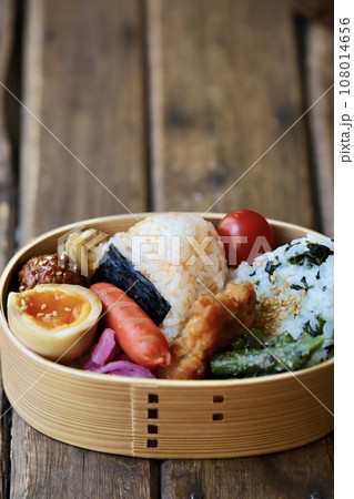 曲げわっぱに入れたおにぎりのお弁当 108014656