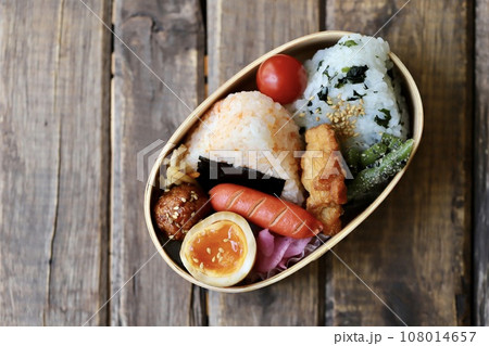 曲げわっぱに入れたおにぎりのお弁当 108014657