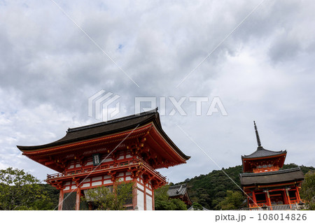 京都・清水寺の正門「仁王門」と西門・三重塔(2023年10月撮影) 京都・清水寺の正門「仁王門」と西門・三重塔(2023年10月撮影) 108014826