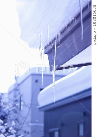 屋根の積雪と氷柱 北海道の真冬 屋根の積雪と氷柱 北海道の真冬 108015038
