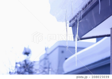 屋根の積雪と氷柱 北海道の真冬 屋根の積雪と氷柱 北海道の真冬 108015039