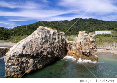 三重県伊勢志摩の離島「神島」古里の浜にある巨岩八畳岩 三重県伊勢志摩の離島「神島」古里の浜にある巨岩八畳岩 108015244