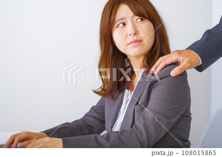 身体的な過剰接触を嫌がるビジネスウーマン 身体的な過剰接触を嫌がるビジネスウーマン 108015865