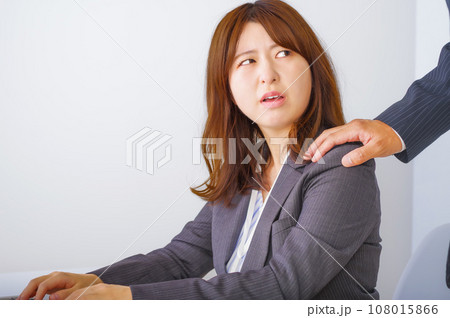身体的な過剰接触を嫌がるビジネスウーマン 身体的な過剰接触を嫌がるビジネスウーマン 108015866
