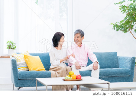 ソファでくつろぐシニア夫婦 ソファでくつろぐシニア夫婦 108016115