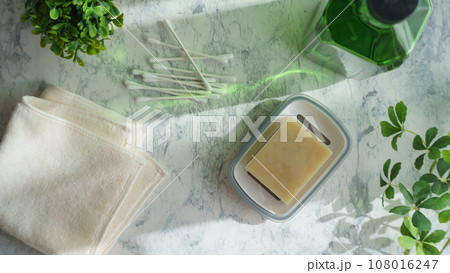 無添加の固形石鹸イメージ・石けんと綿棒とハンドタオル 無添加の固形石鹸イメージ・石けんと綿棒とハンドタオル 108016247