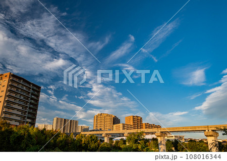 大阪モノレール彩都線夕景 大阪モノレール彩都線夕景 108016344