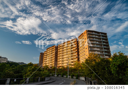 夕陽に浮かび上がるマンション 夕陽に浮かび上がるマンション 108016345
