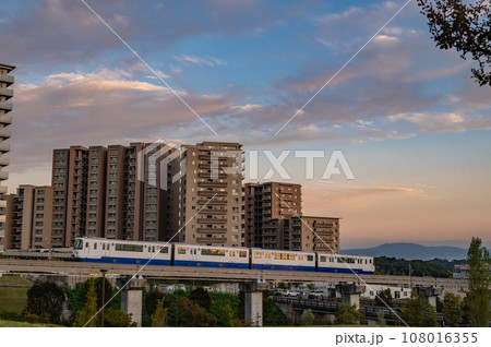 住宅街の側を通る大阪モノレール　彩都西公園から見た風景 108016355