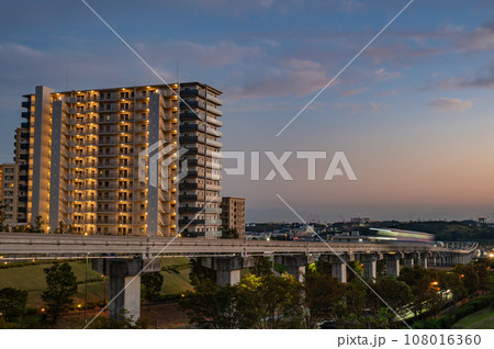 大阪モノレール彩都線夕景 大阪モノレール彩都線夕景 108016360